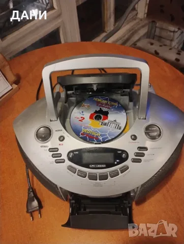 Продава ретро радио касетофон с CD ,MP3, касетки и касетки към него, снимка 5 - Радиокасетофони, транзистори - 56107540