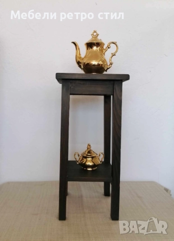 Семпла и стилна помощна масичка от дърво с долен рафт за съхранение. Подходяща за хол, спалня.