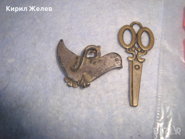 2 МЕСИНГОВИ ФИГУРАЛНИ АРТ ДЕКО СТИЛ ВИСУЛКИ МЕДАЛЬОНЧЕТА 26174, снимка 5 - Колиета, медальони, синджири - 36363199