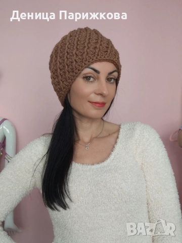 Ръчно плетена релефна шапка „Стела“ с подвижен пухкав помпон, снимка 4 - Шапки - 52593633