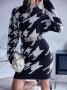 Дамска широка рокля-пуловер с ретро принт и висока яка - 023
