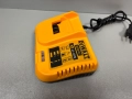 Зарядно устройство DeWALT за акумулаторни Li-Ion батерии 10.8-18 V, 230 V, DCB107, снимка 6