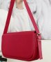 Елегантна червена дамска чанта в изчистен дизайн в класическо червено