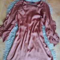 Сатенена рокля Zara с ефектни ръкави , снимка 2 - Рокли - 44554635