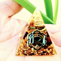 Мини оргонит пирамида-Сакрална чакра - тигрово око , снимка 1 - Декорация за дома - 44823875