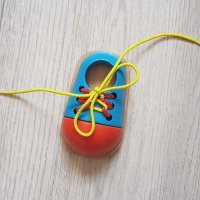Дървена обувка с връзки за завързване, снимка 1 - Образователни игри - 41911082
