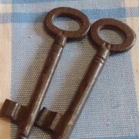 Два стари ключа от соца за брава за КОЛЕКЦИЯ ДЕКОРАЦИЯ БИТОВ КЪТ 41011, снимка 1 - Други ценни предмети - 44817687