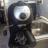 Кафемашина Делонги с ръкохватка с крема диск, работи отлично и прави хубаво кафе , снимка 3 - Кафемашини - 42416584