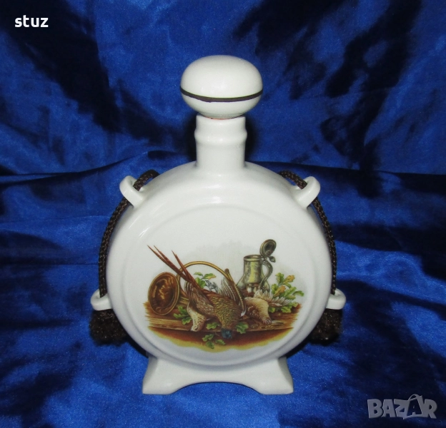 Порцеланова бъклица с ловна тематика, снимка 1