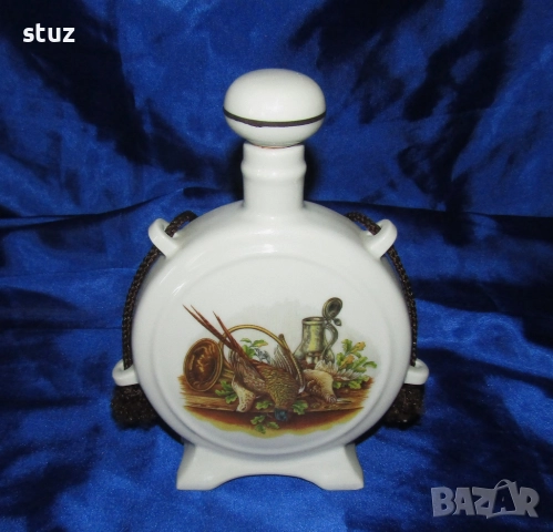 Порцеланова бъклица с ловна тематика, снимка 1