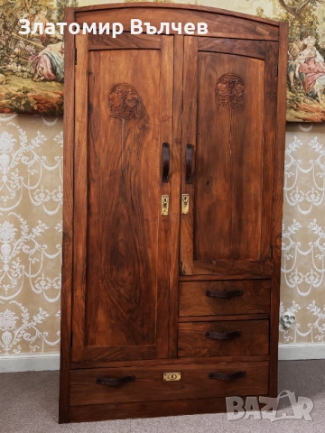 Реновиран гардероб от масивно дърво 