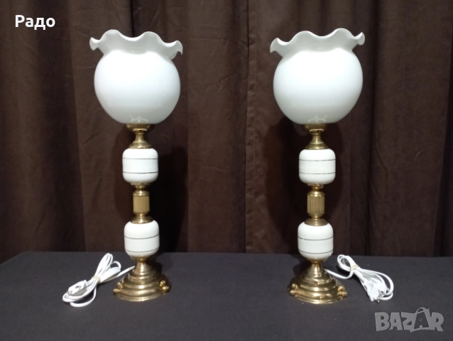 Комплект от две порцеланови лампи с бели стъклени абажури