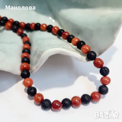 Колие от маниста вулканичният камък Лава и червен корал., снимка 2 - Колиета, медальони, синджири - 48925393