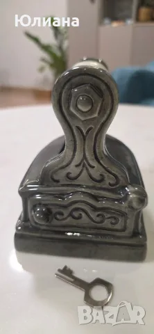 Порцеланова касичка Goebel (Западна Германия) с КЛЮЧ., снимка 2 - Антикварни и старинни предмети - 56248900