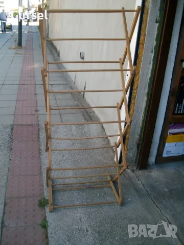 дървен простир за дрехи