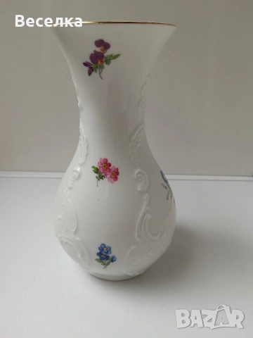 Порцеланова ваза KPM с декор разпръснати цветя, снимка 3 - Вази - 53763216