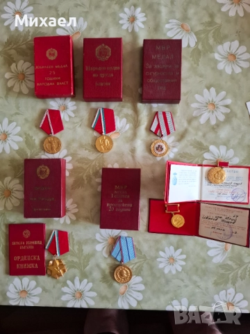 Огромна колекция от Ордени и медали , снимка 2 - Антикварни и старинни предмети - 51300104