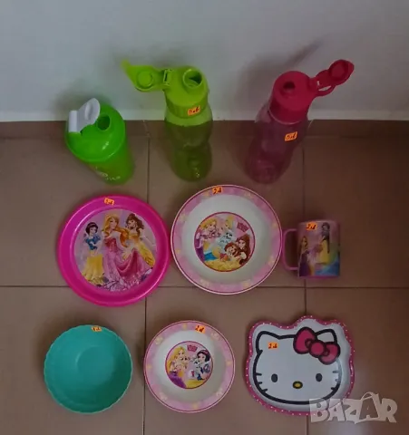 Детски пластмасови шишета и чинийки с принцеси., снимка 1