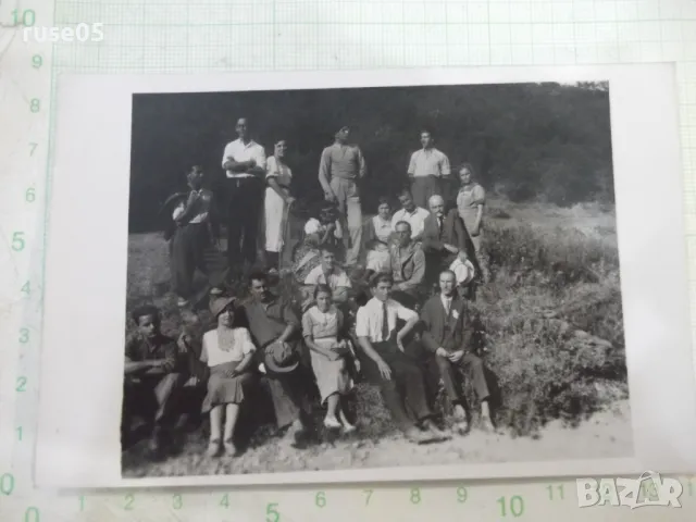 Снимка стара на група младежи сред природата