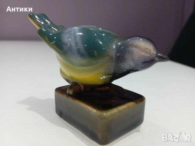 Порцеланова стара фигура на птичка маркирана 