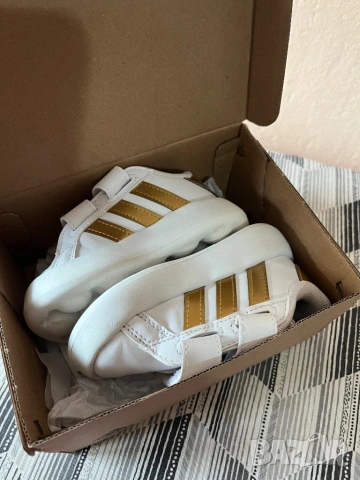 Adidas детски маратонки, снимка 10 - Детски маратонки - 53491505