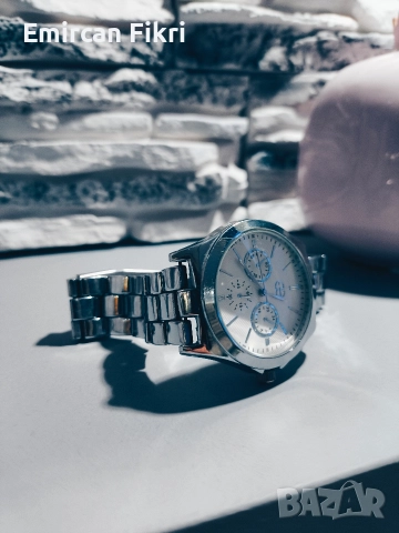 Женски часовник – стилен аксесоар, работещ, с леки следи, снимка 3 - Дамски - 52899975