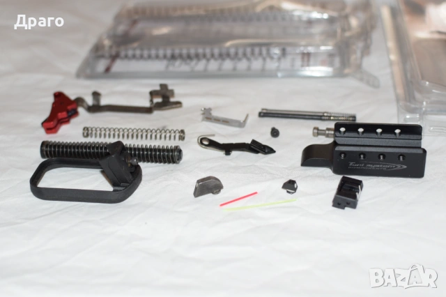 Лот части и аксесоари за Glock 17 , снимка 6 - Бойно оръжие - 53741991