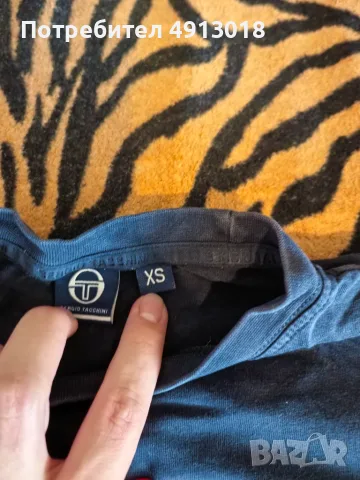 Мъжка тениска Sergio Tacchini, Размер XS, Тъмносиня с оранжево лого , снимка 2 - Тениски - 55602909