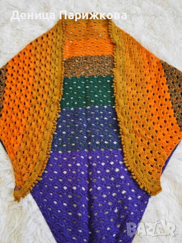 Ръчно плетен триъгълен шал наметка с ресни "Горски полъх", снимка 5 - Шалове - 52771398