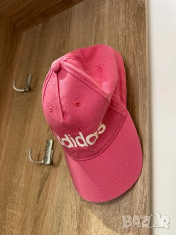 Дамска розова шапка 