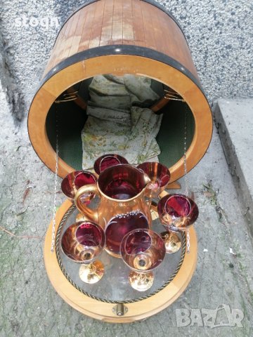 Луксозно буре с чаши и кана за вино 