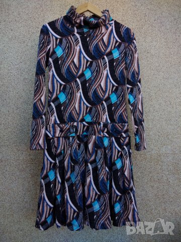 Цветна еластична вълнена рокля.