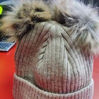 Дамски зимна шапка, снимка 1 - Шапки - 34624323