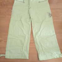 Зелен панталон с бродерия пеперуди, с цепка отстрани на бедрото, снимка 1 - Панталони - 38844623