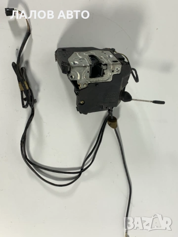 Предна лява брава врата Мерцедес Ц класа Predna lqva brava vrata Mercedes W203  C-class, снимка 2 - Части - 53677220