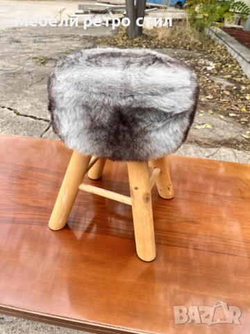 Малка, уютна табуретка  с мека, пухкава седалка с дървени крака в нюанси на сиво и кафяво. , снимка 3 - Дивани и мека мебел - 52234645