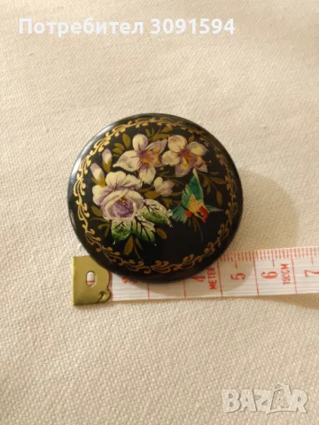 Ръчно рисувана флорална лакирана брошка от Русия подписаната, снимка 7 - Антикварни и старинни предмети - 48395792