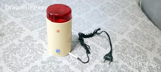 Продавам работеща автентична електрическа кафемелачка Спутник, произведена в СССР