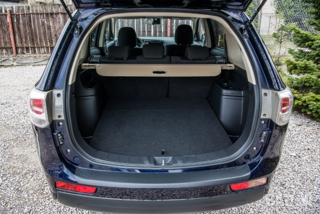 Щора за багажник Mitsubishi Outlander III 2012–2021 – бежова, алуминиева касета и PVC плат, снимка 2 - Аксесоари и консумативи - 51499417