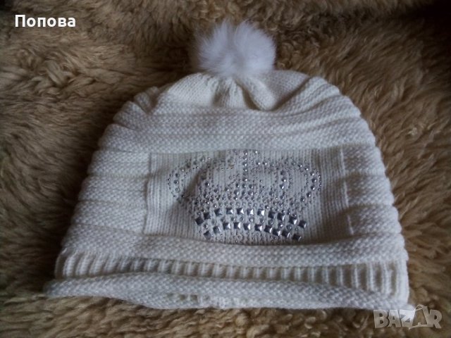 Страхотна шапка с корона и помпон естествен косъм, снимка 2 - Шапки - 38930671