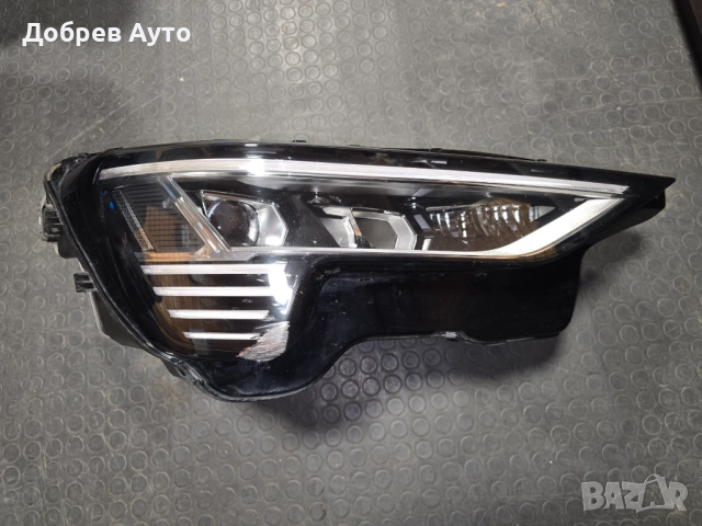 Десен оборудван фар за Audi E-Tron с забележки!  