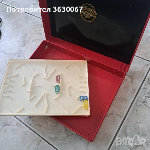 Ретро игра с червена кутия 