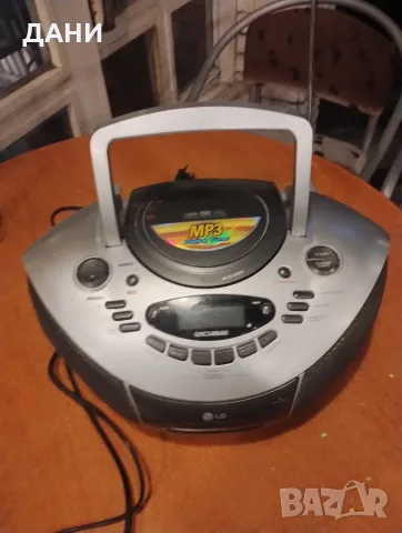 Продава ретро радио касетофон с CD ,MP3, касетки и касетки към него, снимка 2 - Радиокасетофони, транзистори - 56107540