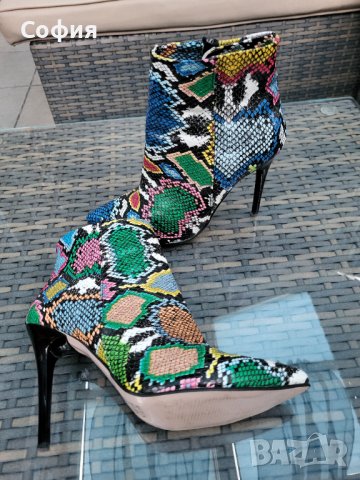 Ефектни боти в змийски принт, снимка 2 - Дамски боти - 41702422