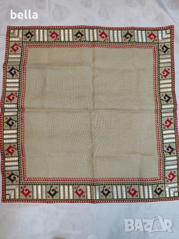 Ръчно бродирано ленено каре с автентични шевици, снимка 5 - Покривки за маси - 53643645