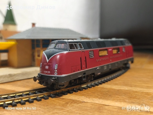 Дизелов локомотив Roco V200 