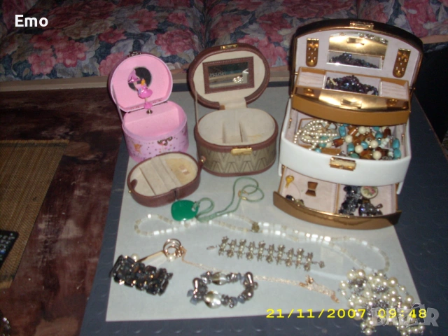 Разни бижута няма сребърни 