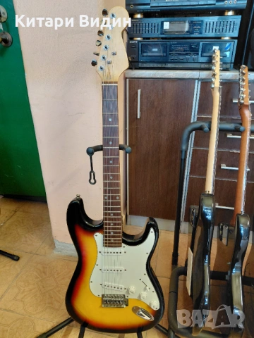 Продавам електрическа китара стратокастер с ефект овердрайв