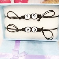 Комплект гривни със стоманени букви за двойки с дата вплетена в закопчалката двойка ръчна изработка , снимка 2 - Романтични подаръци - 39406182
