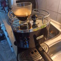 Кафемашина Делонги с ръкохватка с крема диск, работи отлично и прави хубаво кафе , снимка 2 - Кафемашини - 41782899